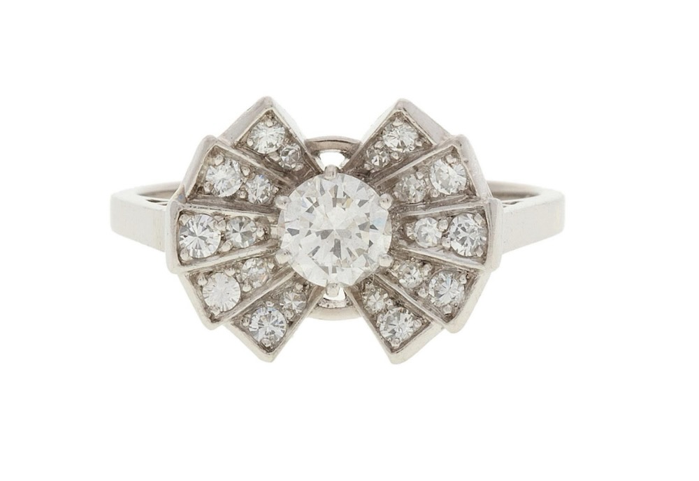 ring aus 750er Weißgold, besetzt mit Diamanten im 8/8-Schliff und Brillantschliff, darunter ein größerer. 54-14